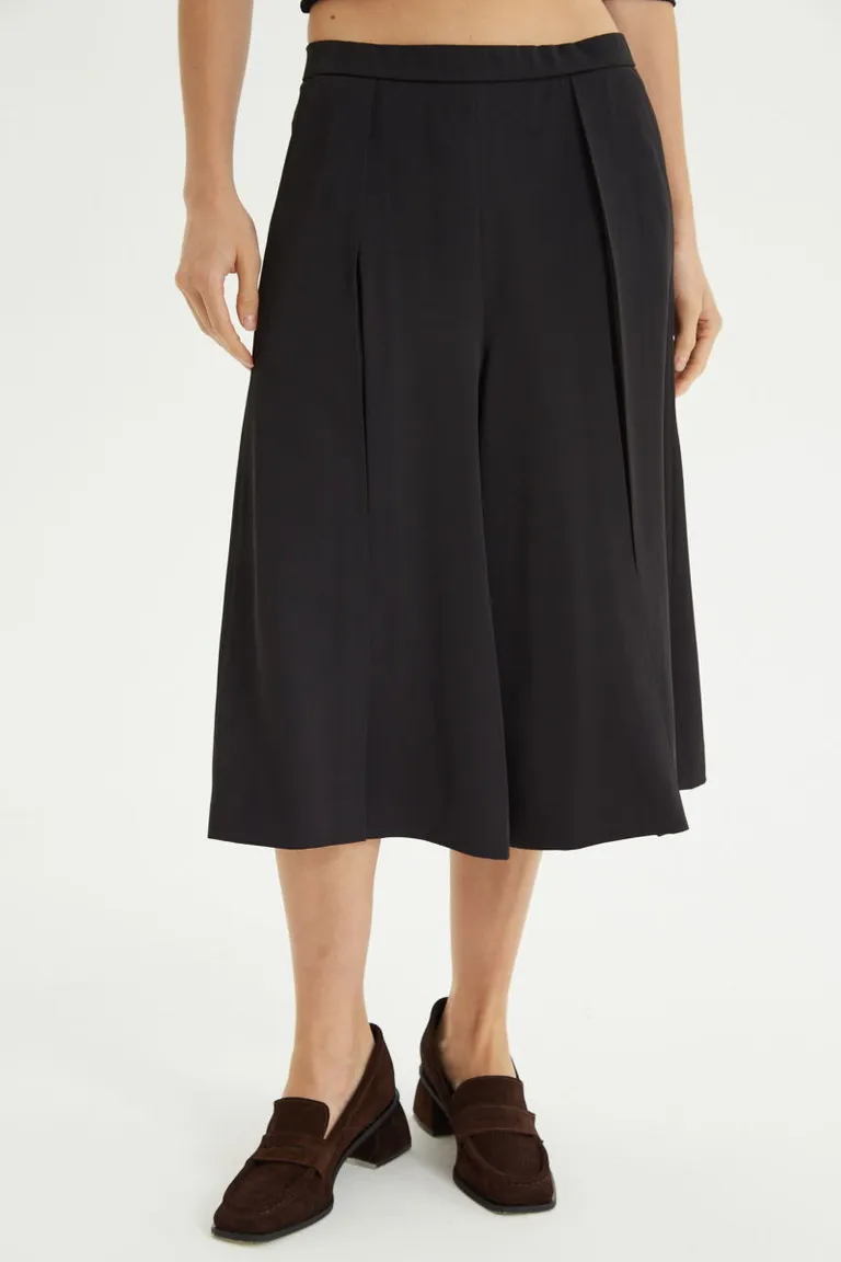 Bermuda sastrera de tiro medio con tablas frontales y piernas anchas de corte a la rodilla de Las Pepas en Shorts para argentina