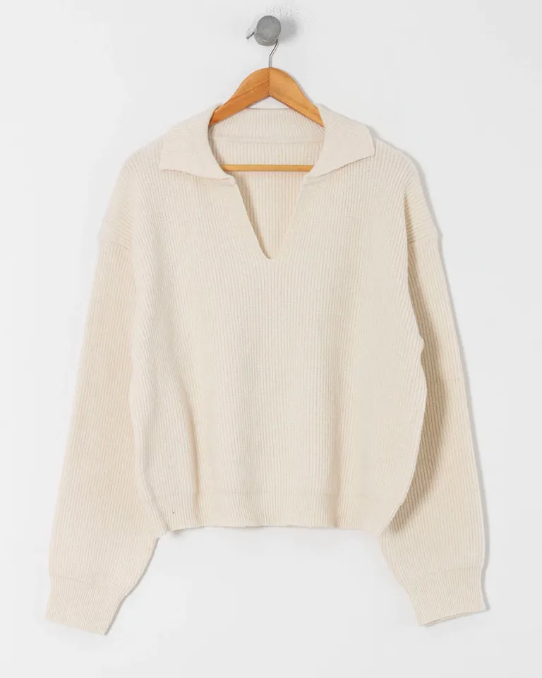 Suéter polo de color crema con cuello, una prenda elegante y versátil para la mujer de Sky en Buzos y Sweaters para argentina