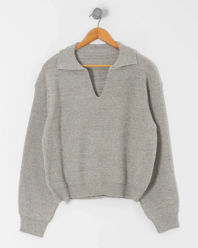 Suéter polo de color crema con cuello, una prenda elegante y versátil para la mujer de Sky en Buzos y Sweaters para argentina