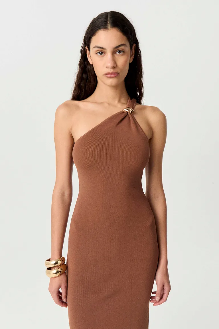 Vestido de punto marrón de un solo hombro con tajo trasero - Sofisticación y versatilidad en un solo diseño de Markova en Vestidos para argentina