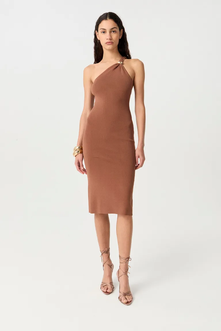 Vestido de punto marrón de un solo hombro con tajo trasero - Sofisticación y versatilidad en un solo diseño de Markova en Vestidos para argentina