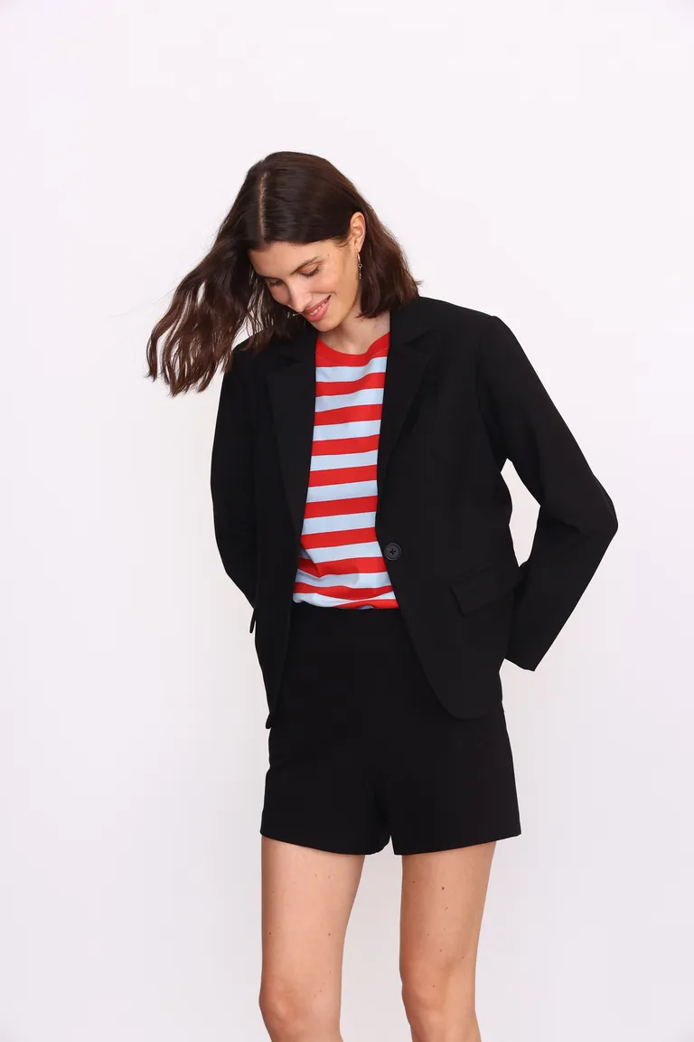 Blazer entallado con diseño estructurado y femenino para una apariencia sofisticada de Yagmour en Blazers para argentina