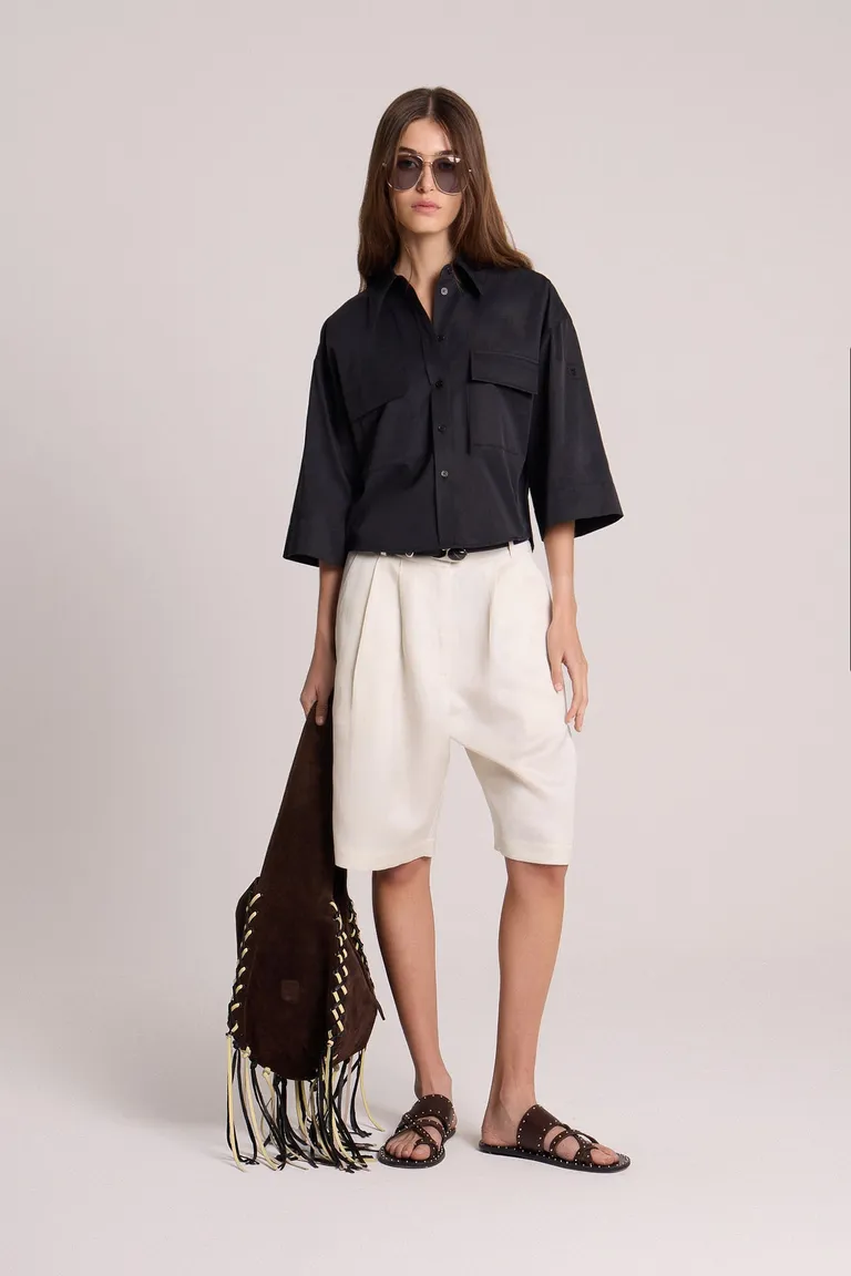 Camisa corta de corte boxy en color negro con detalles de bolsillos de Maria Cher en Camisas para argentina