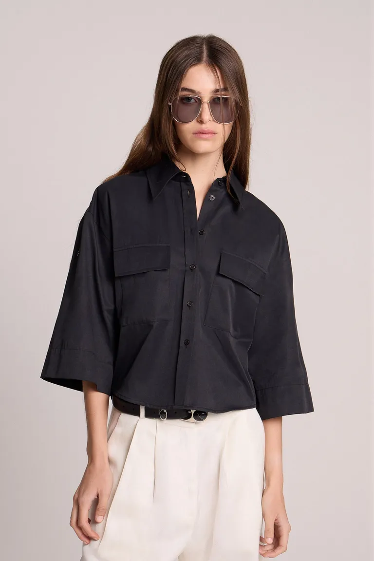 Camisa corta de corte boxy en color negro con detalles de bolsillos de Maria Cher en Camisas para argentina