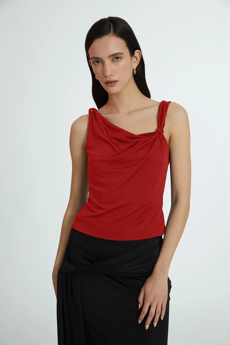 Top de punto rojo con escote en buche y corte musculosa - Prenda femenina elegante y versátil de Naíma en Tops para argentina