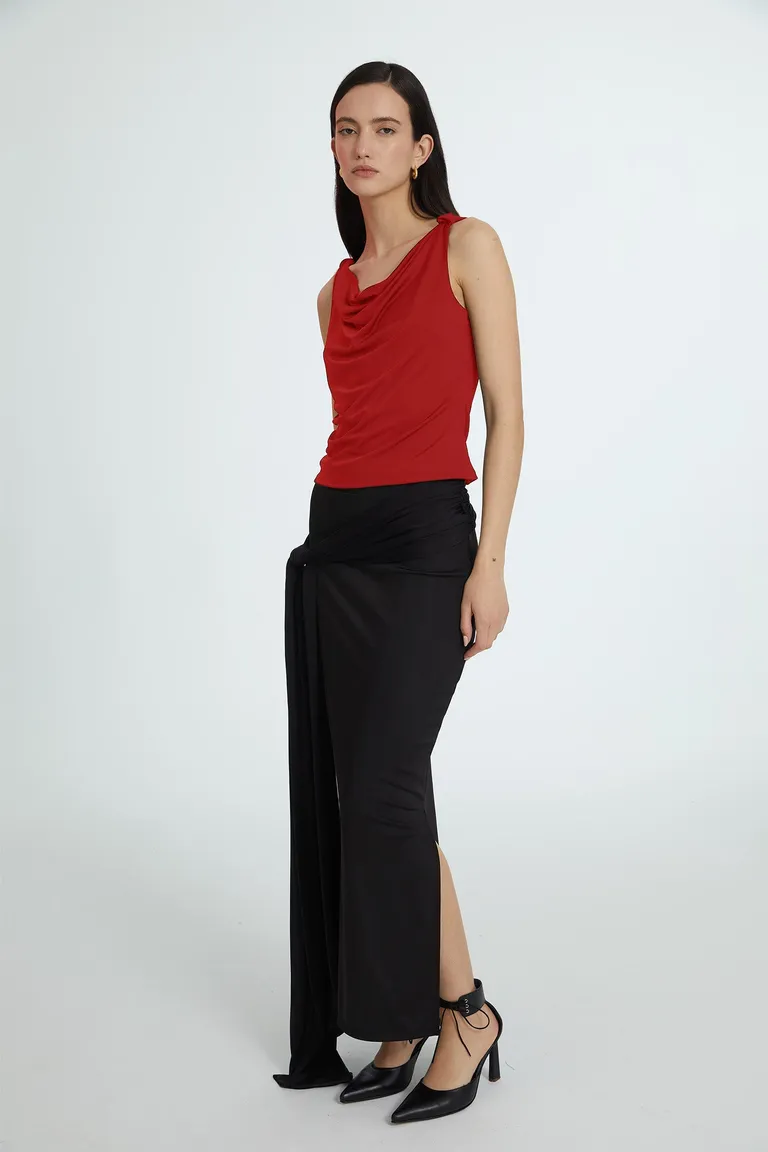 Top de punto rojo con escote en buche y corte musculosa - Prenda femenina elegante y versátil de Naíma en Tops para argentina