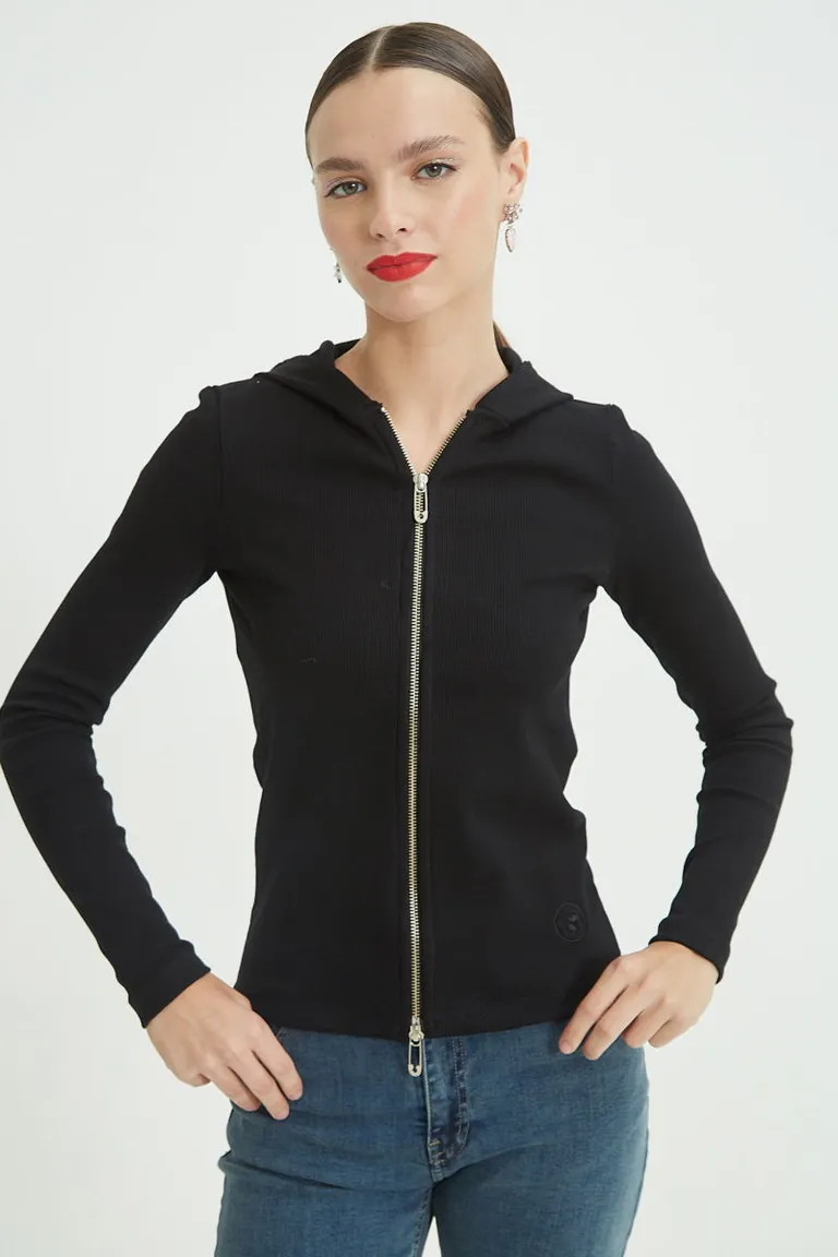Chaqueta negra con capucha y cierre doble - Una prenda elegante y práctica para tu armario de Las Pepas en Chaquetas para argentina