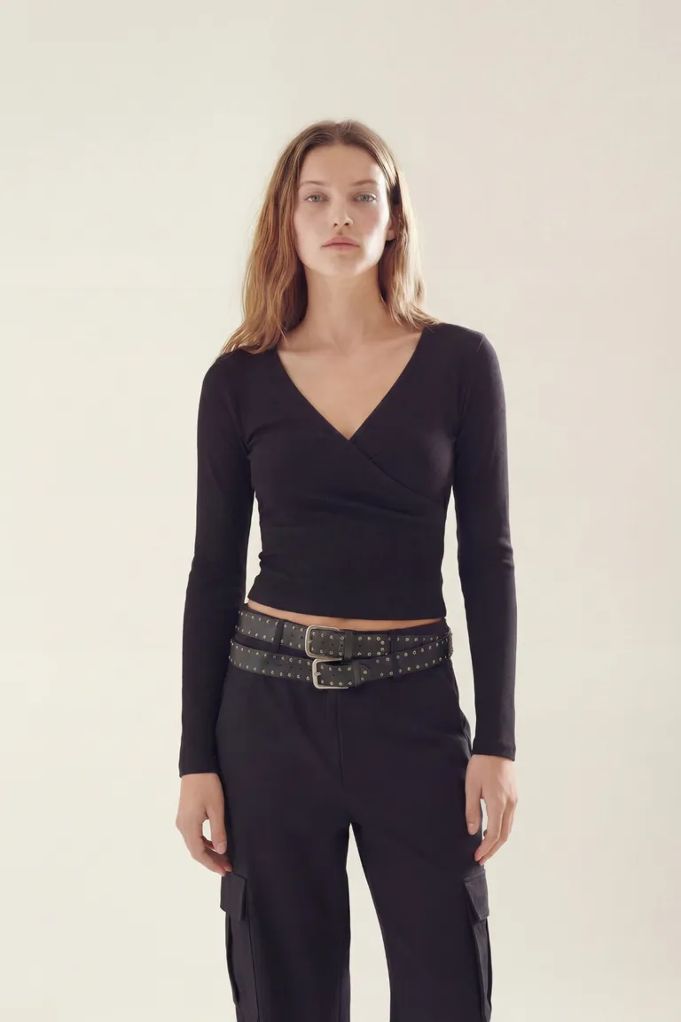 Remera ajustada de diseño cruzado con escote en V para mujer de Akiabara en Tops para argentina