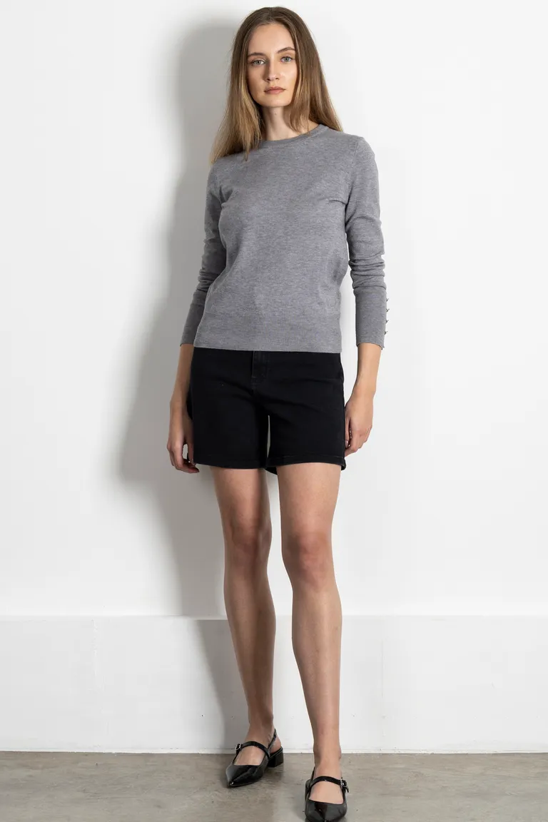 Sweater gris de diseño moderno y detalles de botones en los puños de Kill en Buzos y Sweaters para argentina