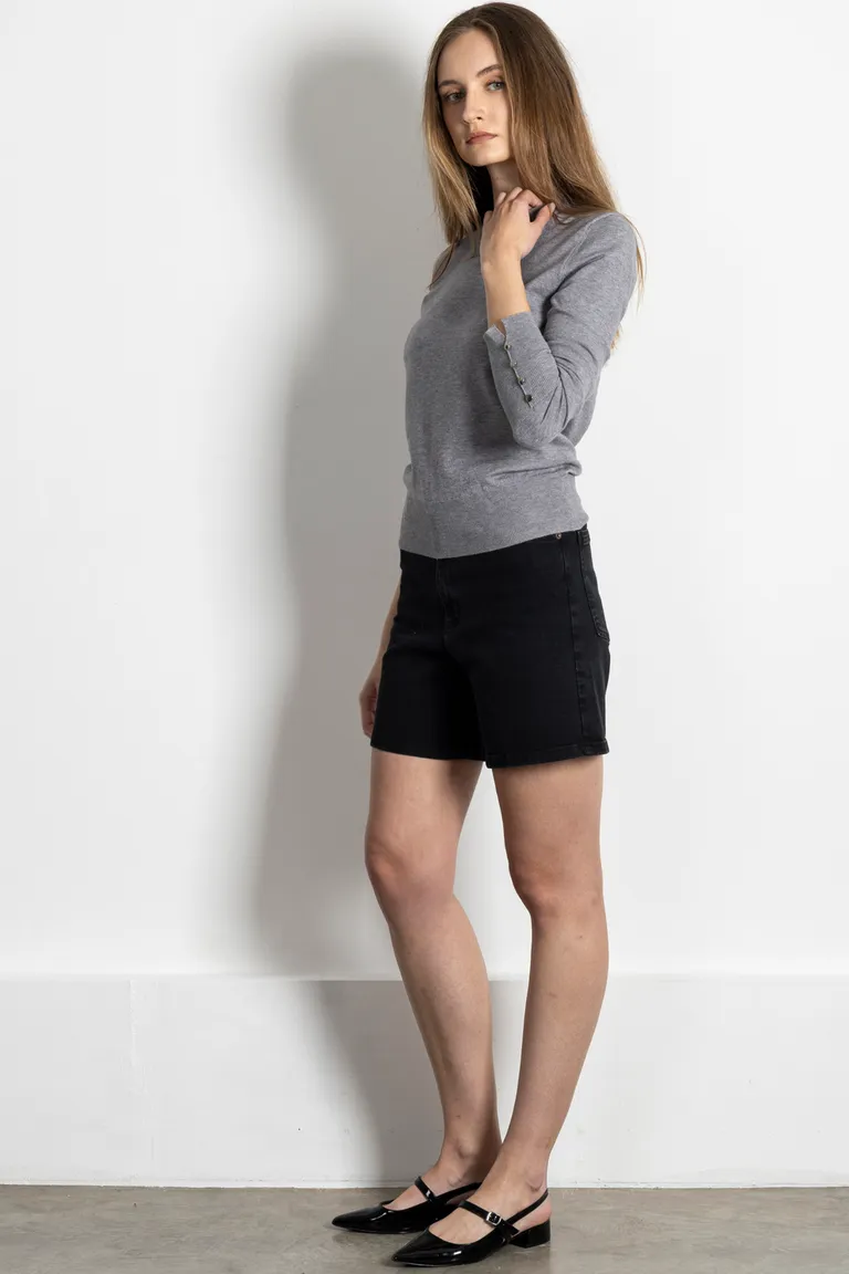 Sweater gris de diseño moderno y detalles de botones en los puños de Kill en Buzos y Sweaters para argentina
