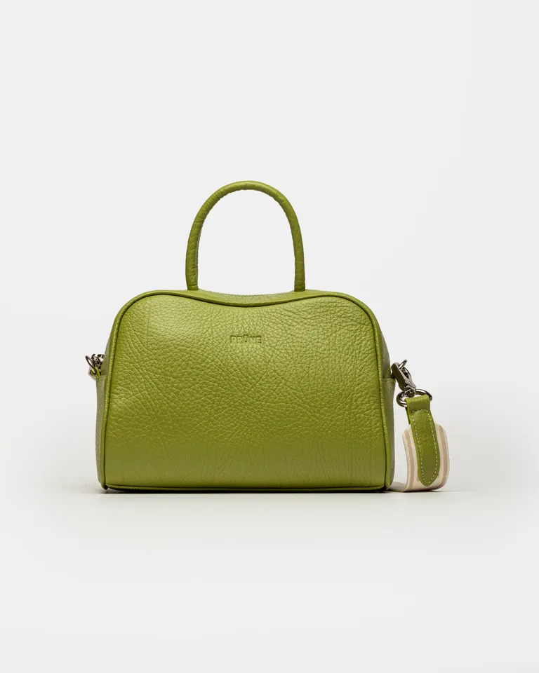 Cartera de mano de cuero graneado con asa y detalles en color contrastante de Prüne en Bolsos y Carteras para argentina