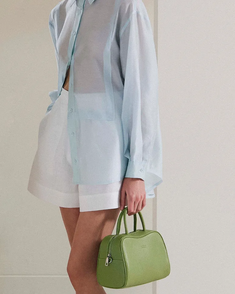 Cartera de mano de cuero graneado con asa y detalles en color contrastante de Prüne en Bolsos y Carteras para argentina