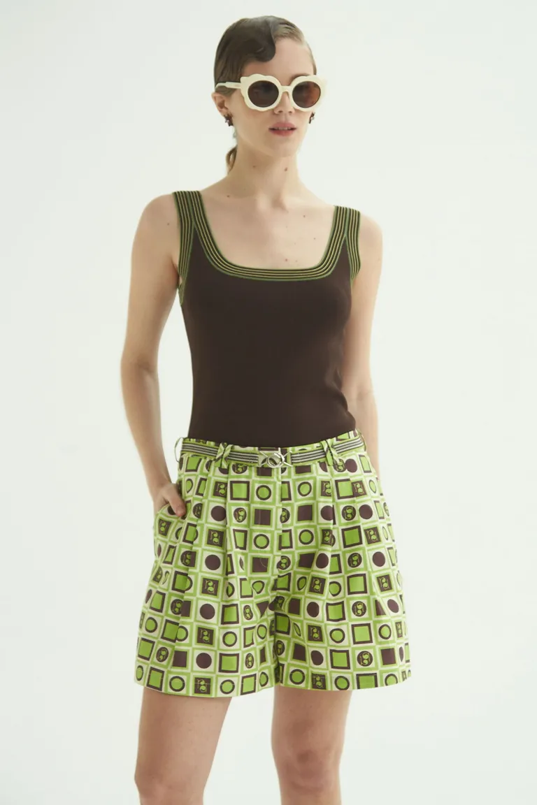 Short con estampado geométrico en tonos verdes, con tiro alto y detalles de cinta elástica de Las Pepas en Shorts para argentina