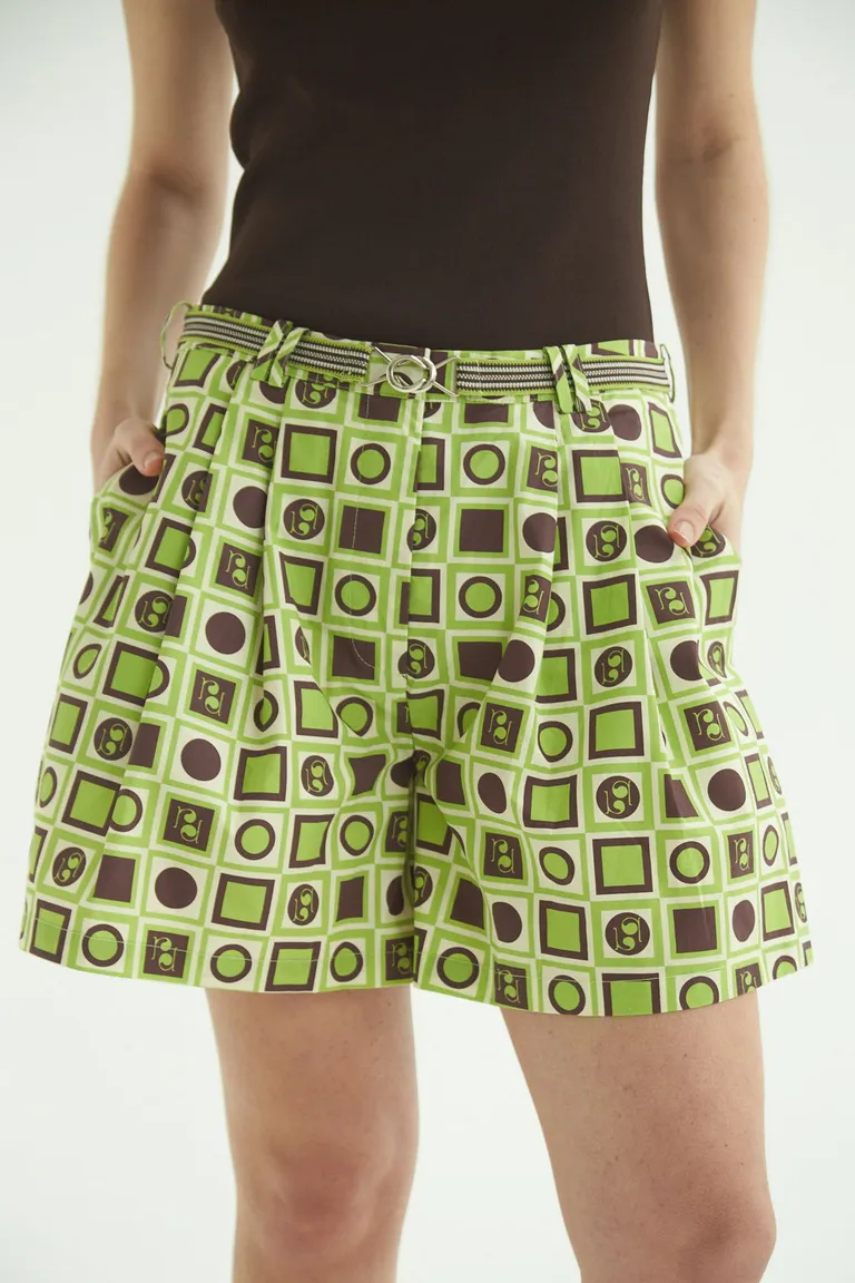 Short con estampado geométrico en tonos verdes, con tiro alto y detalles de cinta elástica de Las Pepas en Shorts para argentina