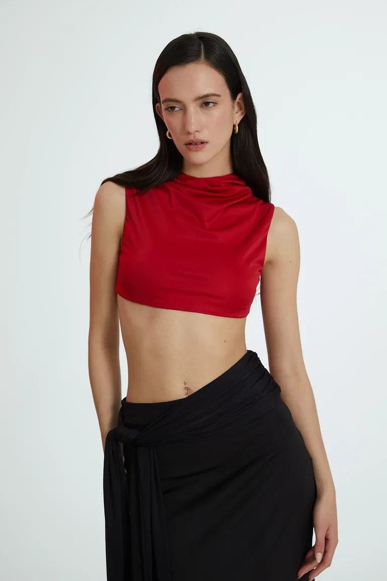 Top rojo sin mangas con cuello alto y capucha, para un look casual y sofisticado de Naíma en Tops para argentina