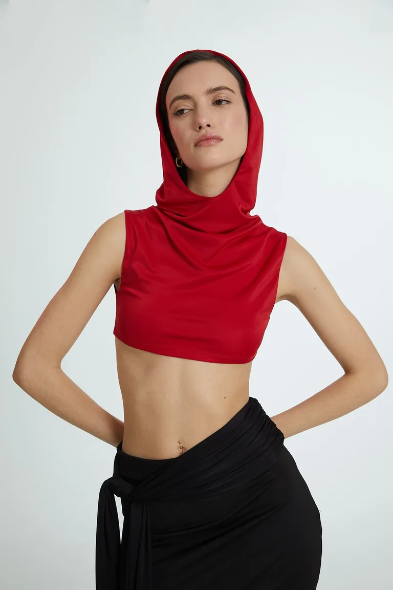 Top rojo sin mangas con cuello alto y capucha, para un look casual y sofisticado de Naíma en Tops para argentina