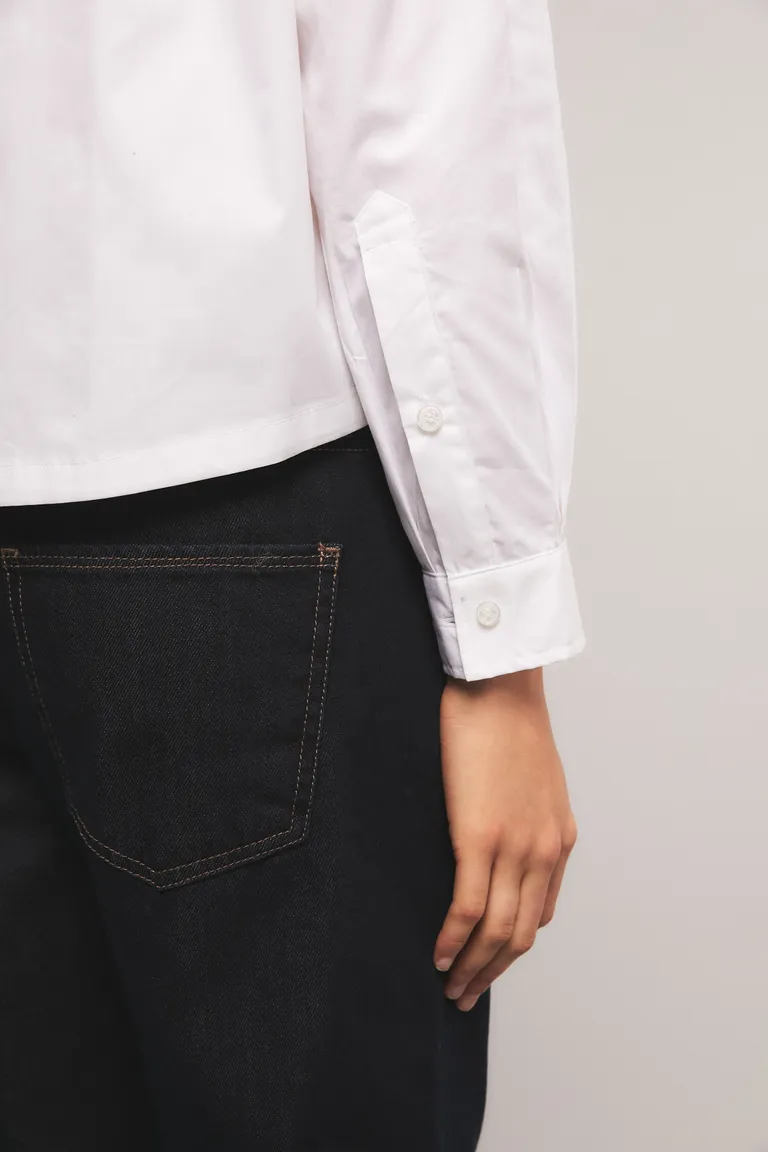 Camisa de corte regular con cuello clásico, mangas largas y largo a la cintura de Kosiuko en Camisas para argentina