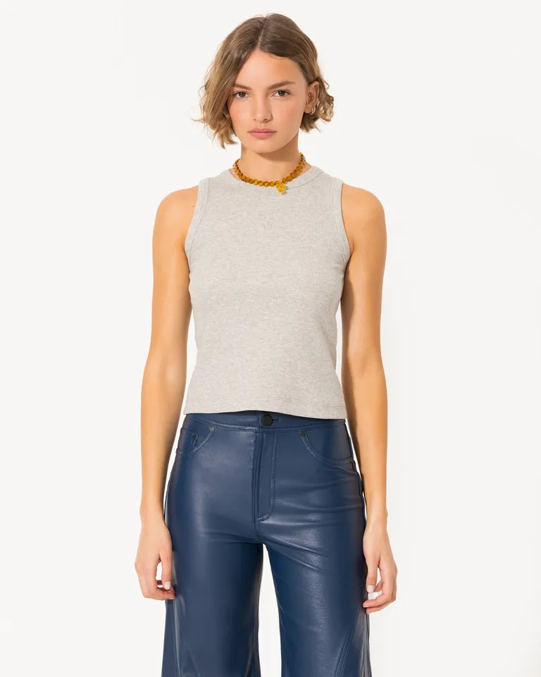 Musculosa gris de algodón pima con detalle bordado en escote de Jazmin Chebar en Remeras para argentina