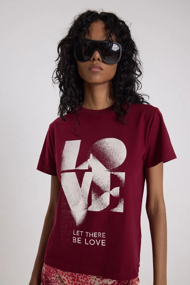 Remera de mangas cortas con estampa gráfica en frente y escote redondo de Maria Cher en Remeras para argentina