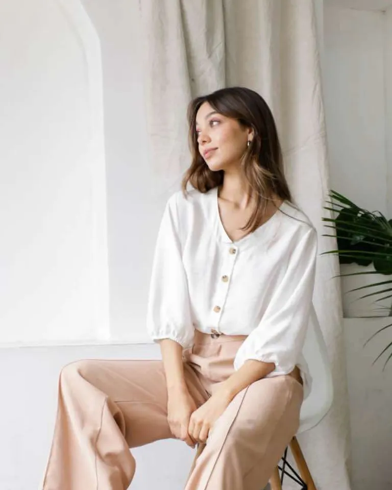 Camisa de seda blanca con escote en V y mangas 3/4 de Hesed en Camisas para argentina