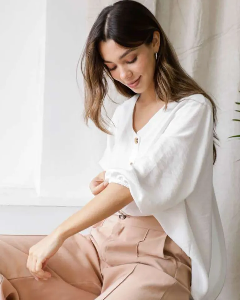 Camisa de seda blanca con escote en V y mangas 3/4 de Hesed en Camisas para argentina