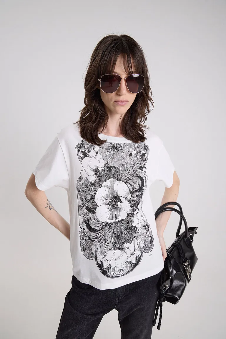 Remera manga corta con estampa frontal detallada y cuello redondo de calce cómodo de Maria Cher en Remeras para argentina