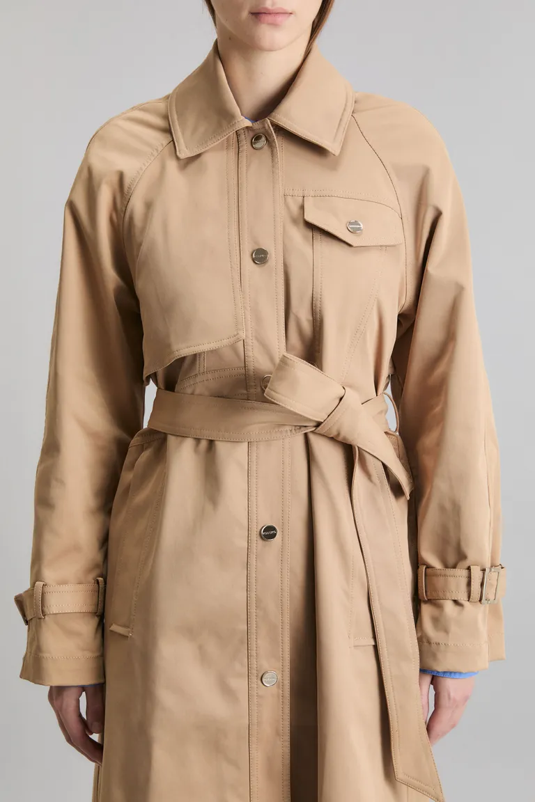 Trench Camelia: Abrigo impermeable de largo midi con diseño atemporal para mujer de Kosiuko en Tapados para argentina