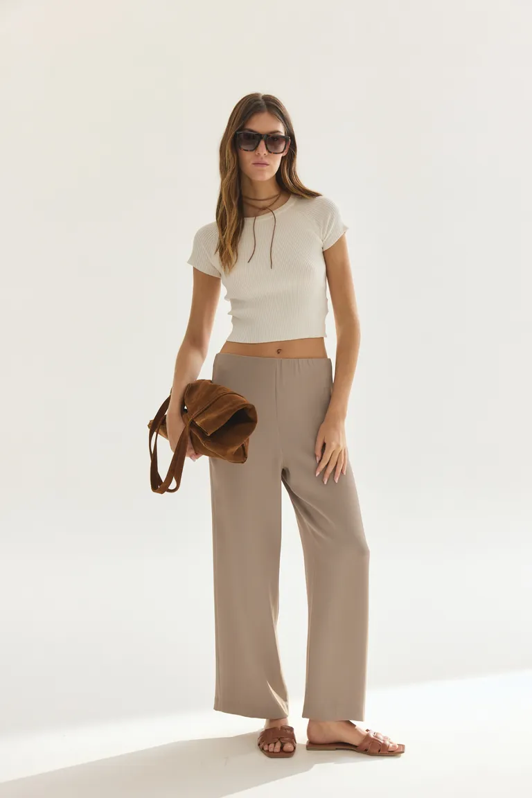 Pantalón de Mujer de Corte Recto y Pierna Ancha en Color Beige de Akiabara en Pantalones para argentina