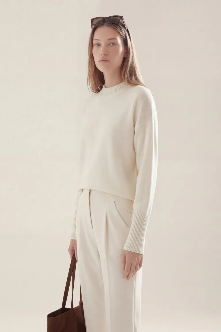 Sweater tejido cuello redondo de corte recto y mangas largas de Akiabara en Buzos y Sweaters para argentina