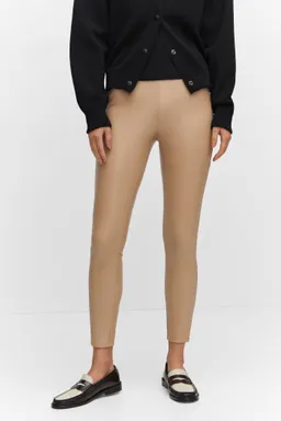 Leggings efecto cuero de Mango en Pantalones para argentina