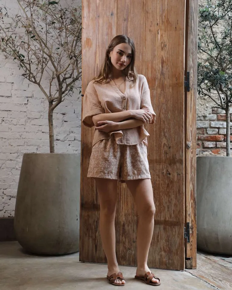 Corto de lino estampado con cintura elástica y detalles florales de Hesed en Shorts para argentina