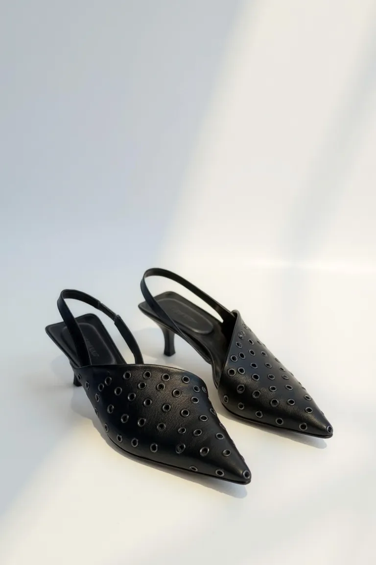 Zapato slingback negro con detalles metálicos y taco medio de Maria Cher en Zapatos con Tacos para argentina