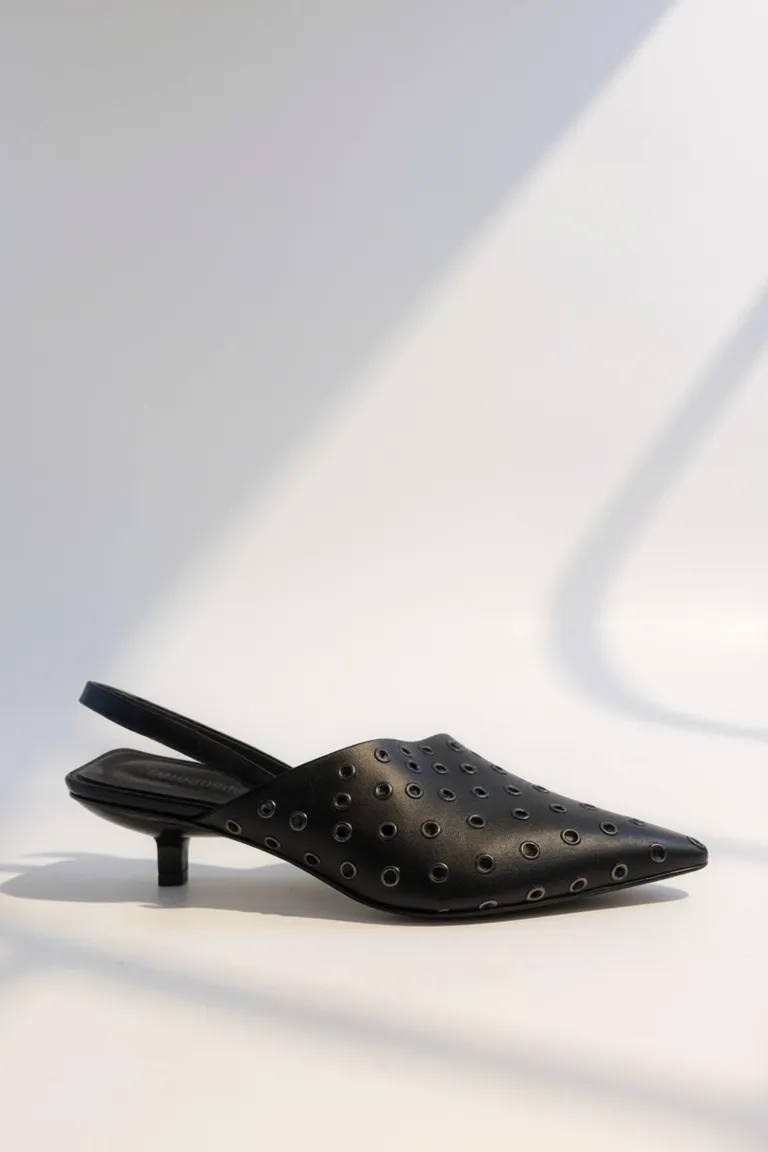 Zapato slingback negro con detalles metálicos y taco medio de Maria Cher en Zapatos con Tacos para argentina