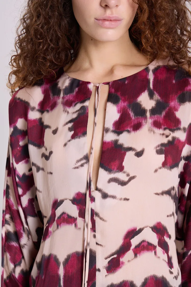 Top de cupro satin con estampado llamativo y escote en V de Maria Cher en Tops para argentina