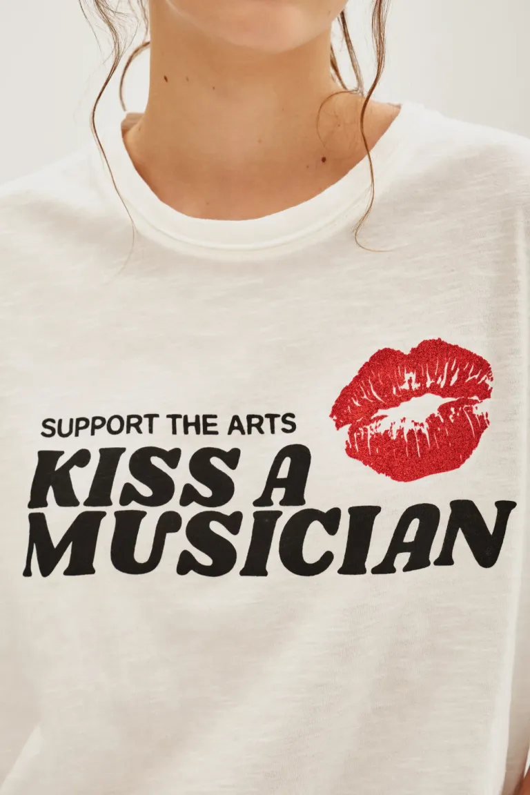 Remera de mujer con estampa frontal tipográfica de manga corta y cuello redondo de Rapsodia en Remeras para argentina