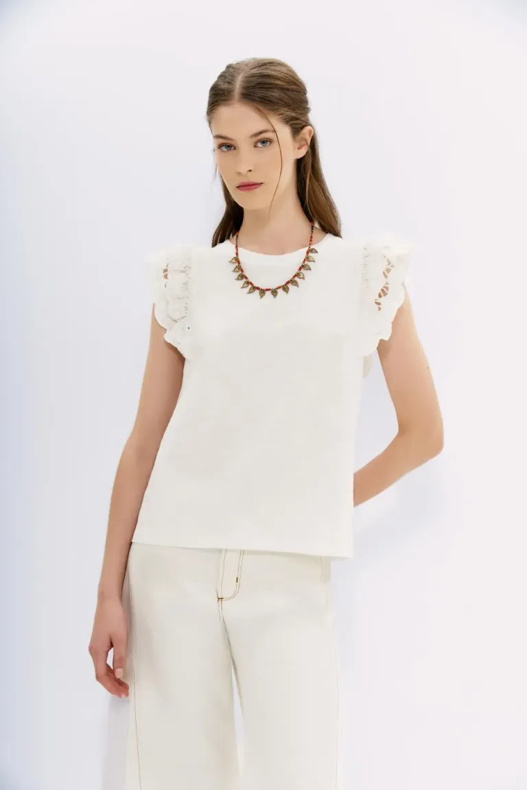 Remera de algodón blanca con volados de bordado en las mangas de Rapsodia en Remeras para argentina