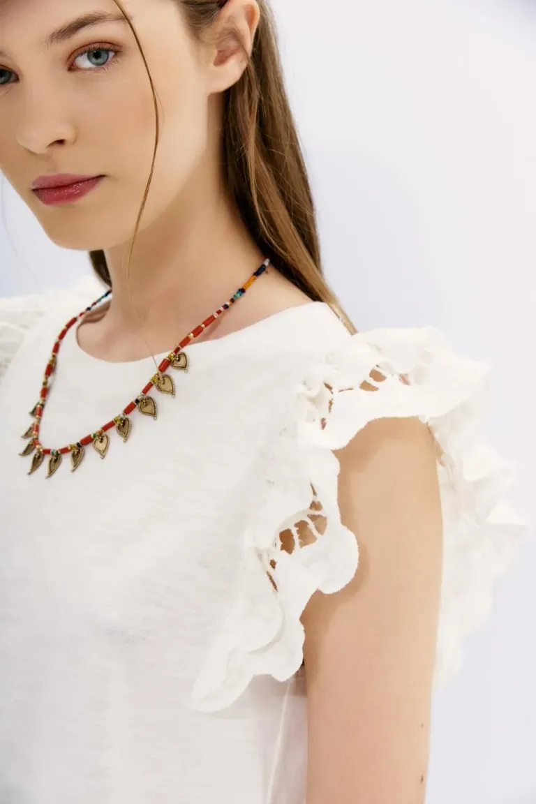 Remera de algodón blanca con volados de bordado en las mangas de Rapsodia en Remeras para argentina