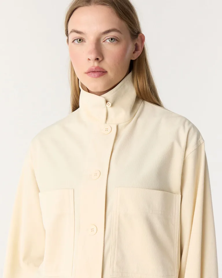 Camisaco de calce boxy con mangas amplias y cuello alto estructurado de Furzai en Chaquetas para argentina