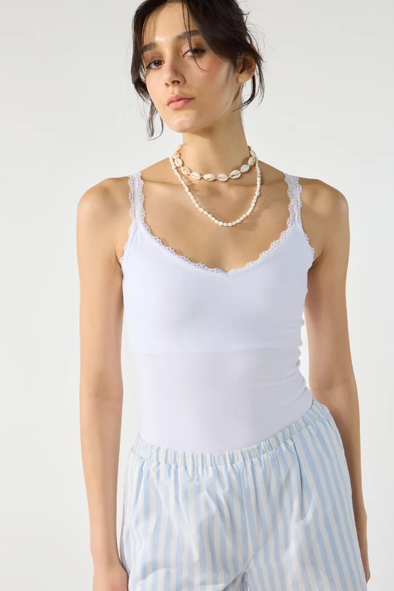 Musculosa blanca de algodón con escote en V y detalles en puntilla de Cuesta Blanca en Tops para argentina