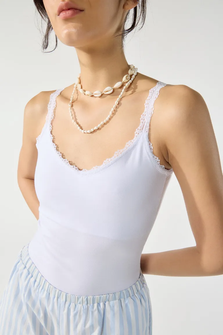 Musculosa blanca de algodón con escote en V y detalles en puntilla de Cuesta Blanca en Tops para argentina