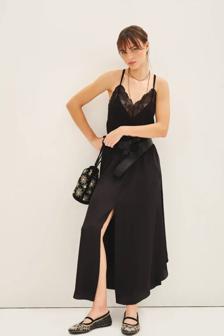 Falda larga de corte amplio y caída fluida con tajo central y largo irregular de Rapsodia en Faldas para argentina