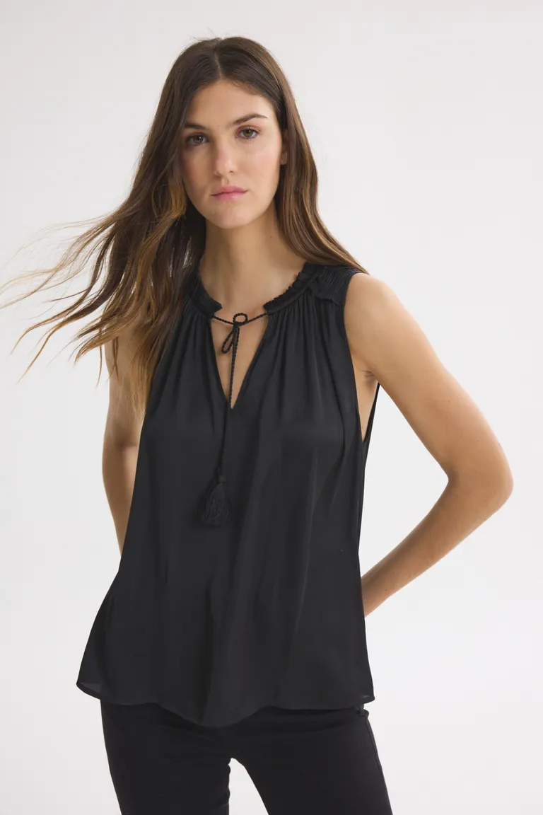 Elegante blusa negra de diseño versátil para mujeres de Akiabara en Blusas para argentina