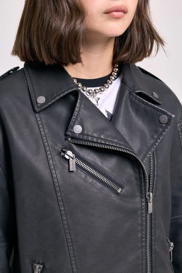Campera biker con cierres metálicos, cinturón ajustable y charreteras en hombros estilo urbano de 47 Street en Chaquetas para argentina