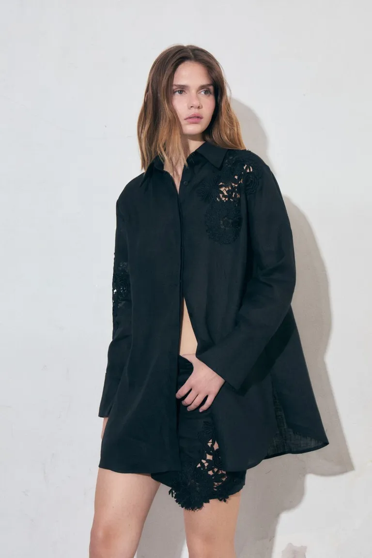 Camisa de lino camisero con bordados florales calados a mano de Allo Martinez en Camisas para argentina