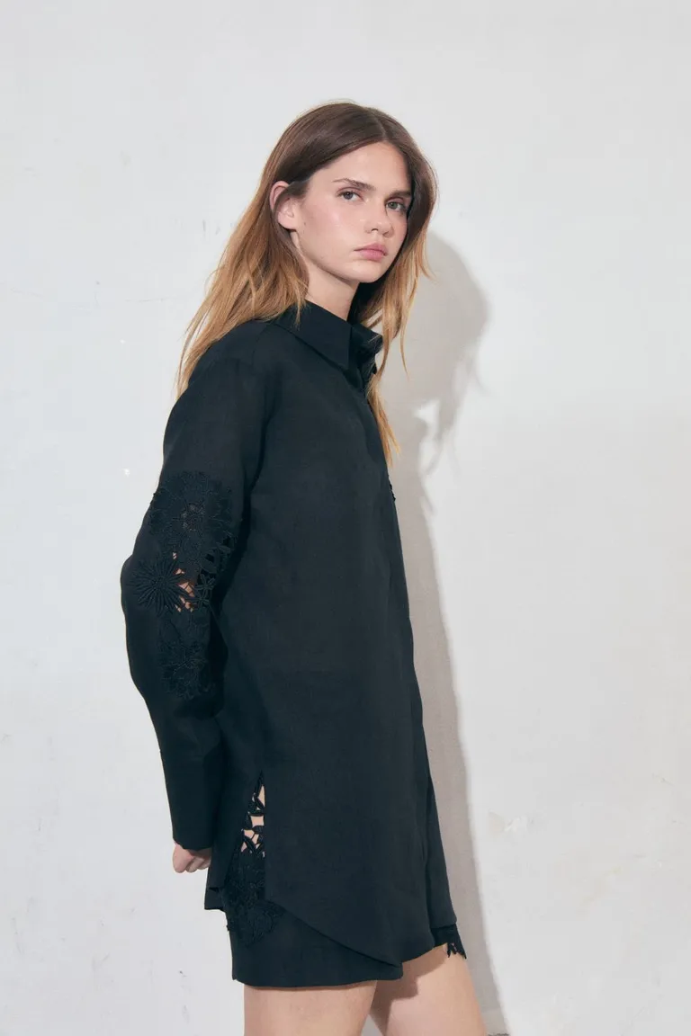 Camisa de lino camisero con bordados florales calados a mano de Allo Martinez en Camisas para argentina