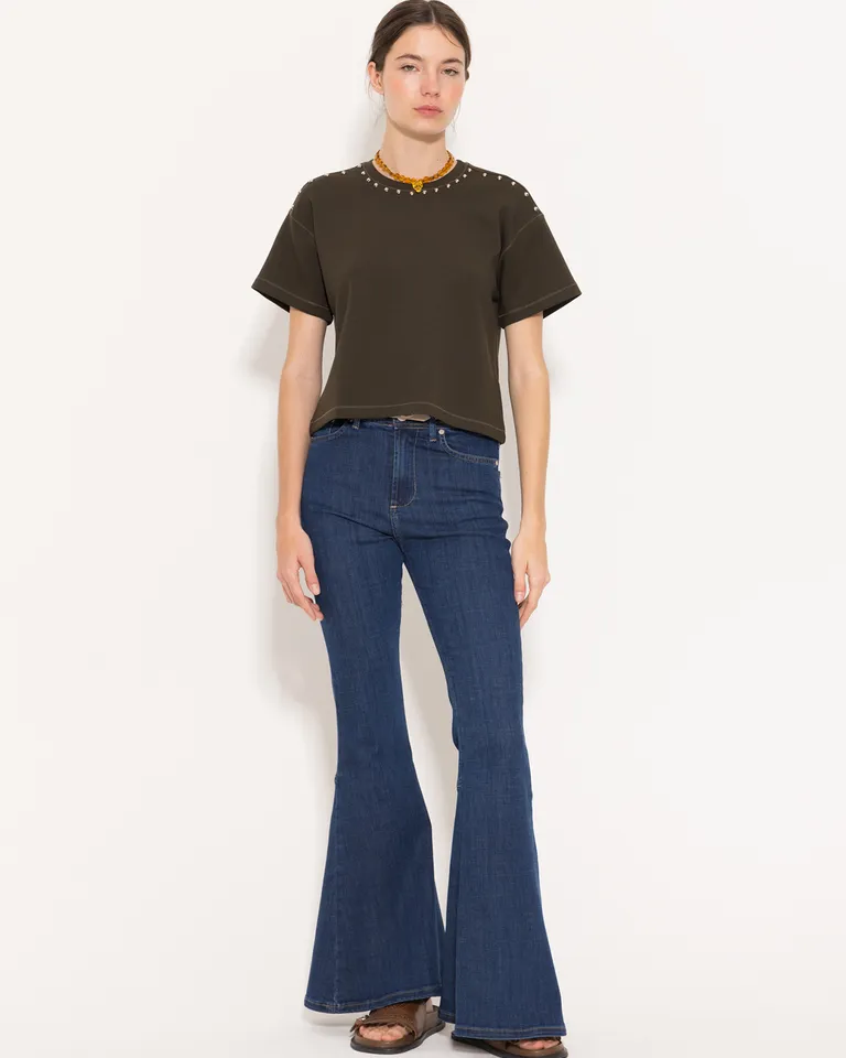 Pantalones de tiro medio en denim elastizado con silueta bootcut para mujer de Jazmin Chebar en Pantalones para argentina
