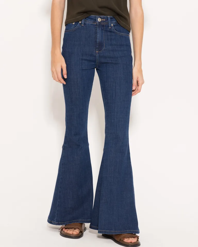 Pantalones de tiro medio en denim elastizado con silueta bootcut para mujer de Jazmin Chebar en Pantalones para argentina