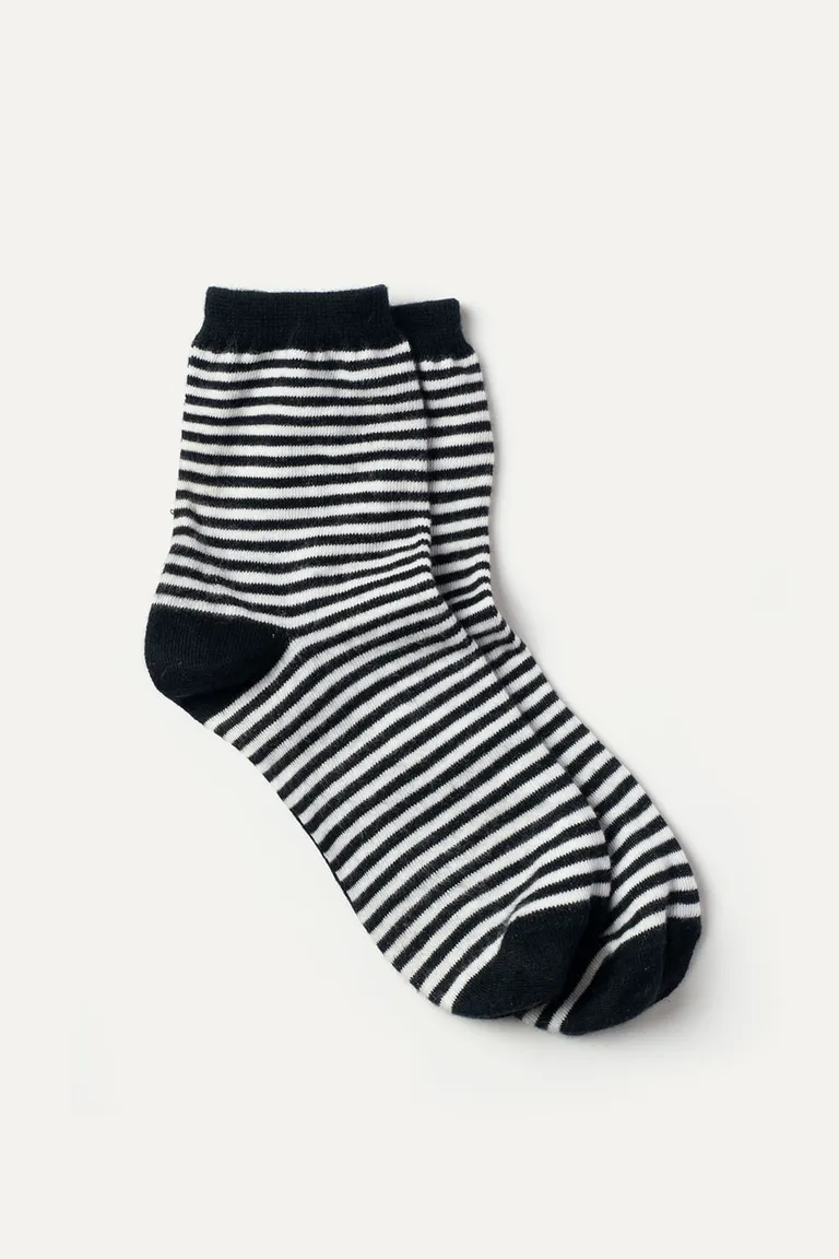 Medias rayadas en blanco y negro, un accesorio versátil y cómodo para cualquier ocasión de 47 Street en Ropa Interior y Medias para argentina