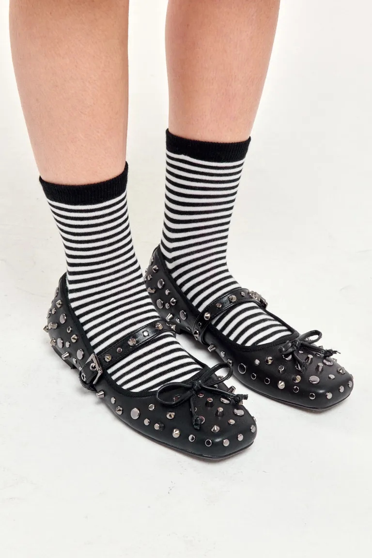 Medias rayadas en blanco y negro, un accesorio versátil y cómodo para cualquier ocasión de 47 Street en Ropa Interior y Medias para argentina