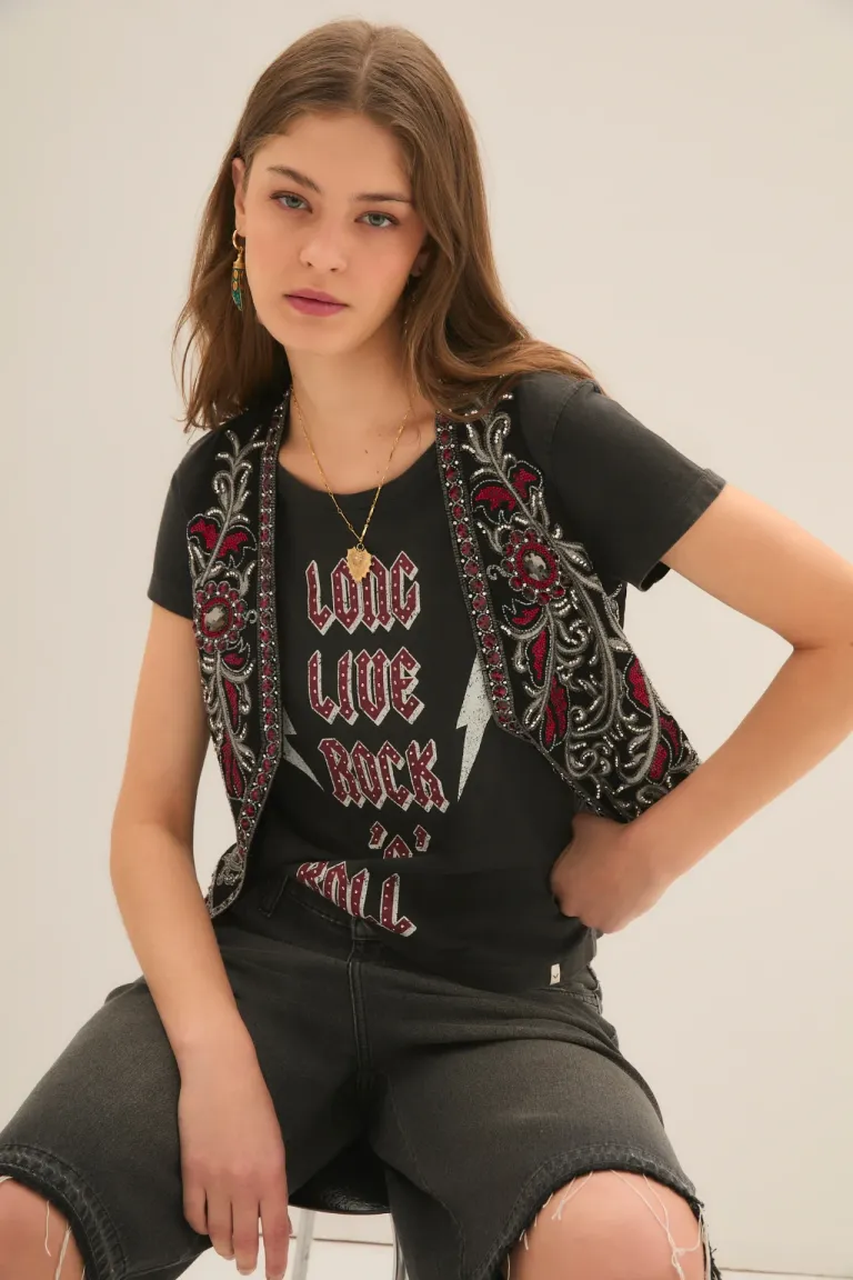 Remera de estilo rock con diseño bordado en negro de Rapsodia en Remeras para argentina